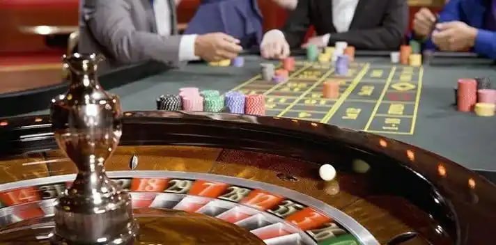 Người hâm mộ Việt Nam theo dõi bóng đá và đặt kèo trực tuyến